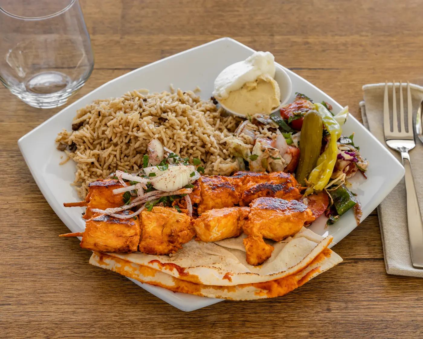 طبق شيش دجاج مع أرز وسلطة وخبز