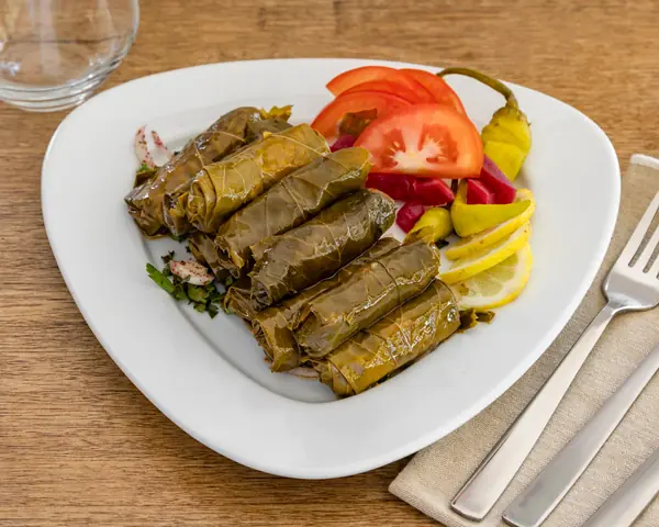 ورق عنب ملفوف بالأرز والطماطم والأعشاب