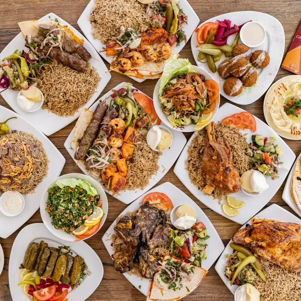 دجاجتان كاملتان، أرز، بطاطس، سلطة + مشروبات